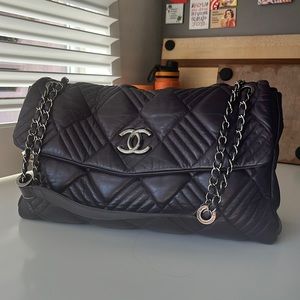 In and out maxi flap shoulder bag